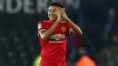 Gelandang Manchester United, Jesse Lingard, memberikan apalus usai pertandingan melawan Swansea City pada laga Piala Liga Inggris di Stadion Liberty, Swansea, Selasa (24/10/2017). Manchester United menang 2-0 atas Swansea City. (AFP/Geoff Caddick)