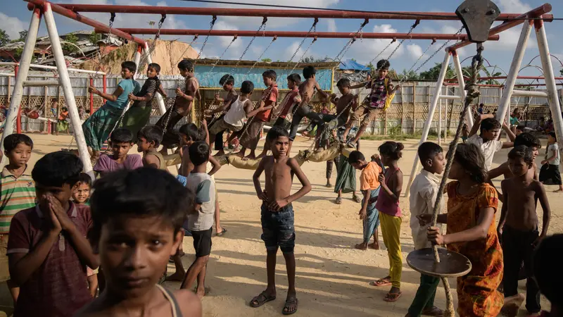 Tawa Ceria Anak Rohingya Bermain di Kamp Pengungsian