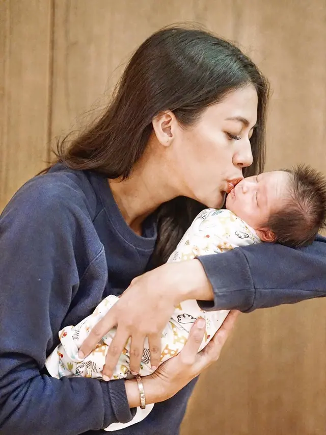 6 Potret Paula Verhoeven Bersama Putranya Baby Kiano, Menggemaskan