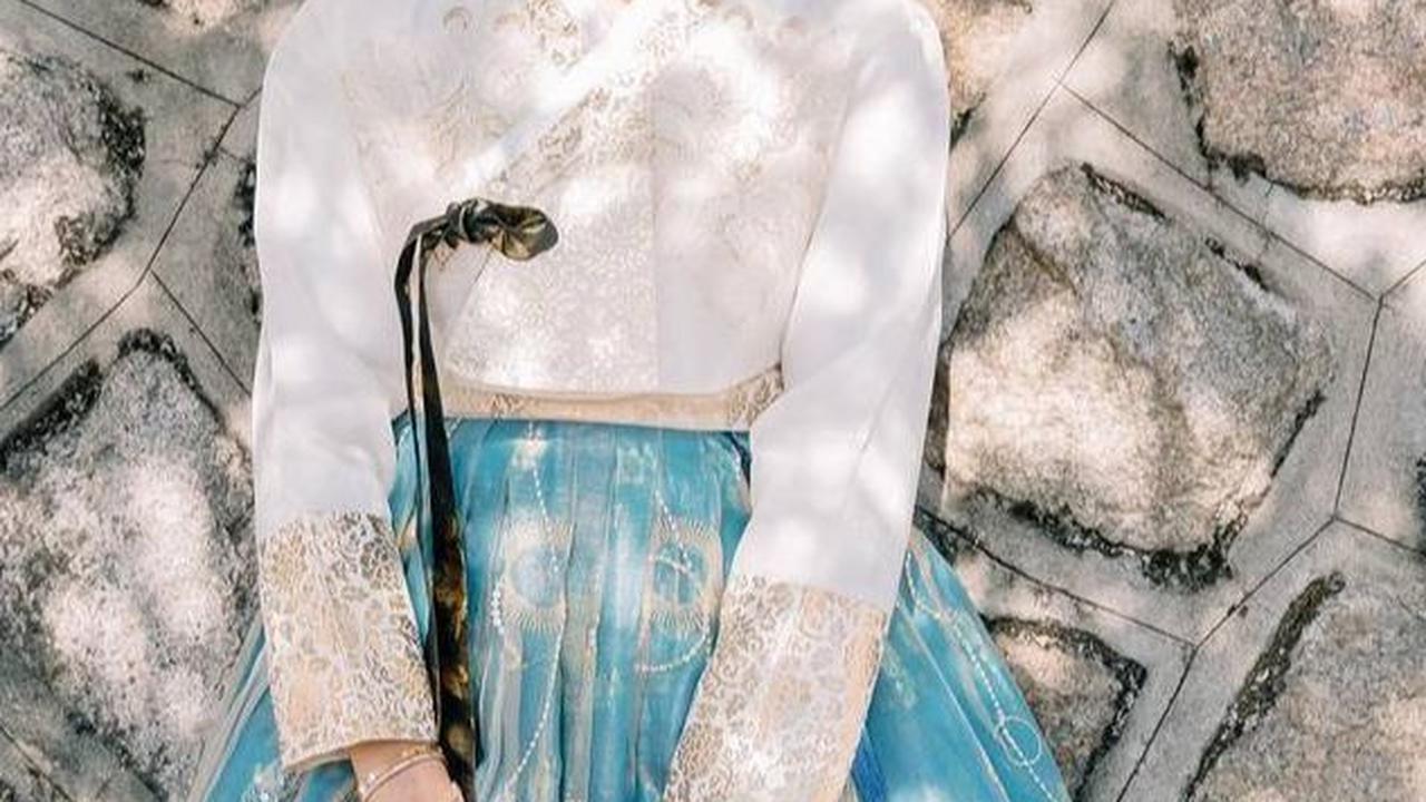 Cantik Banget dengan Vibes ala Putri Kerajaan, Ini Potret Nabila Syakieb Pakai Hanbok di Korea Selatan yang Curi Perhatian