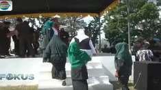 Selain FB, ada tiga orang lain yang pada Jumat siang itu juga menjalani hukuman cambuk di tempat yang sama.