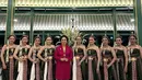 Penampilan elegan Titiek Soeharto berkebaya warna merah maroon. Ia padukan penampilannya dengan kain batik cokelat kehitaman dan sentuhan bros emas. [Foto: Instagram/titieksoeharto]