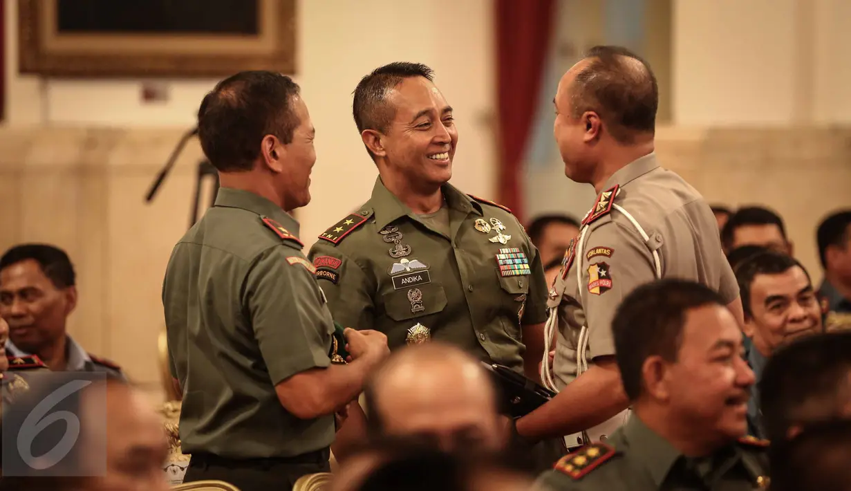 Panglima Komando Daerah Militer (Pangdam) XII/Tanjungpura Mayor Jenderal Andika Perkasa hadir rapat koordinasi dengan Pangdam-Kapolda serta perwira tinggi TNI-Polri di Istana Negara, Jakarta, Senin (24/10). (Liputan6.com/Faizal Fanani)