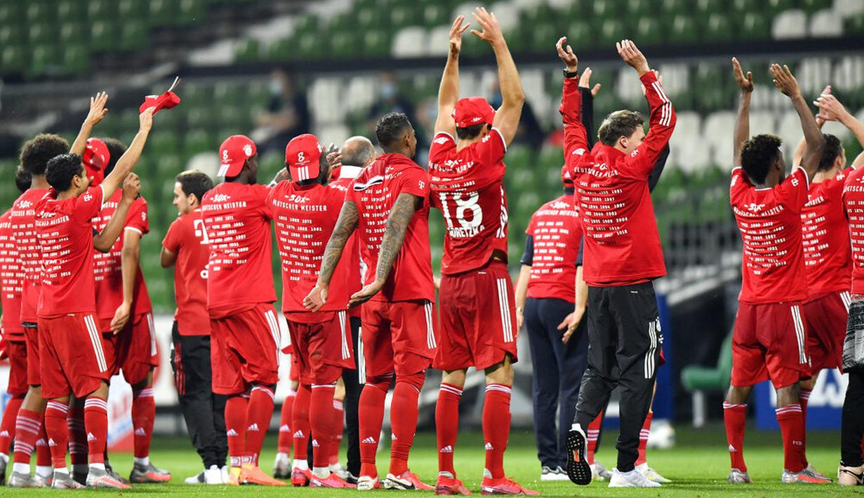Pemain Bayern Munchen merayakan kemenangan atas Werder Bremen pada laga Bundesliga di Weserstadion, Bremen, Selasa (16/6/2020). Bayern Munchen menang dengan skor 1-0 atas Werder Bremen. (AP/Martin Meissner)