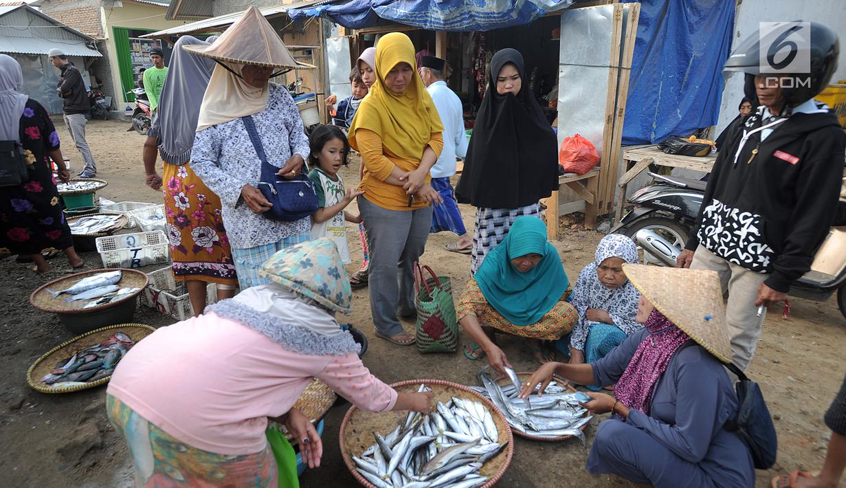 Pedagang ikan melayani pembeli di kawasan Pasar Sumur Jaya, Pandeglang, Banten, Sabtu (3/8/2019). Warga Kecamatan Sumur sebelumnya sempat mengungsi ke tempat lebih tinggi akibat gempa bermagnitudo 6,9 yang mengguncang Banten pada Jumat, 2 Agustus 2019 malam. (merdeka.com/Arie Basuki)