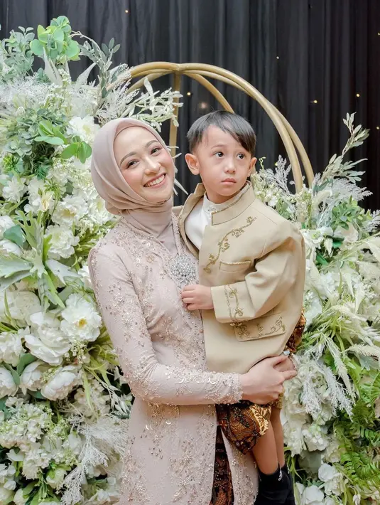 Kebaya tersebut dipadukan dengan hijab warna senada dan tambahan aksesori bros besar di bagian dada. [@poppybungariphat]