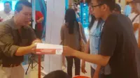 Pasangan Ini 'Jual' Ahok di Kantornya
