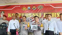 Polisi menunjukkan barang bukti gangster Tuban. (Adirin/Liputan6.com)