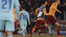 Striker  Barcelona, Lionel Messi, meninggalkan lapangan usai ditaklukkan AS Roma pada laga leg kedua perempat final Liga Champions, di Stadion Olimpico, Selasa (10/4/2018). AS Roma menang 3-0 atas Barcelona. (AP/Gregorio Borgia)