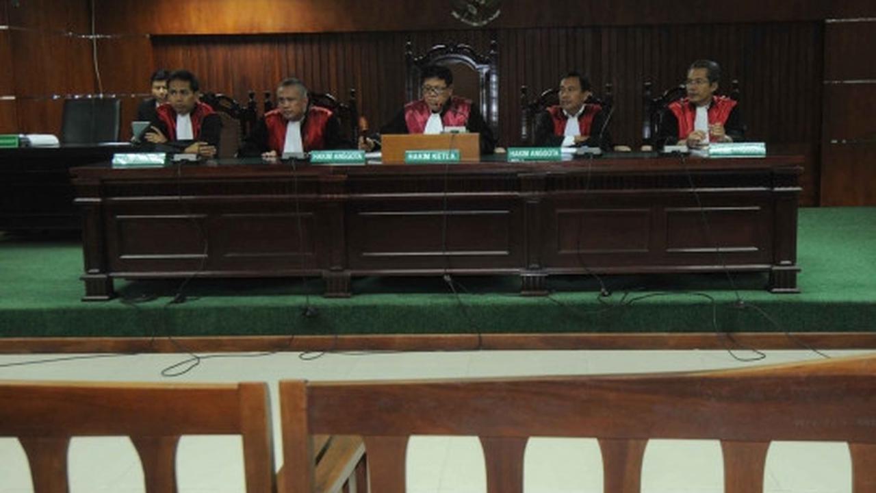 Tidak hadir karena sakit, sidang perdana OC Kaligis ditunda