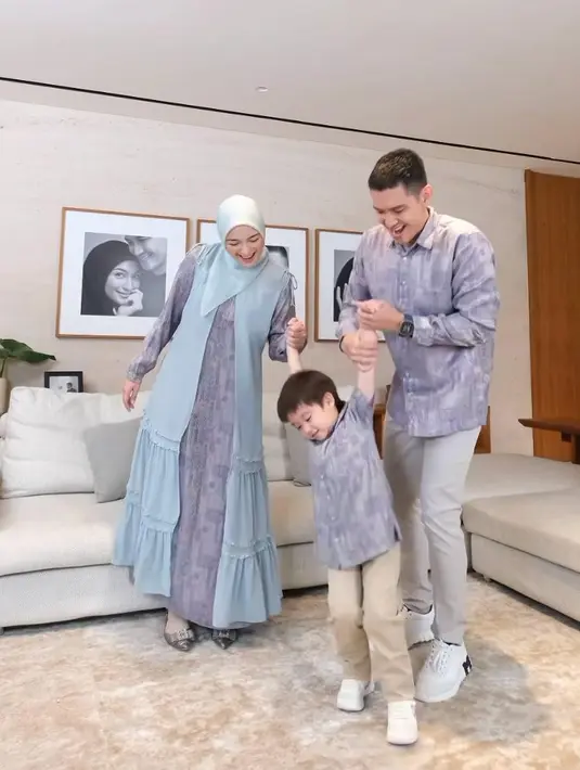 Tampil fresh dan playful, bisa pilih baju sarimbit warna cerah seperti sky blue dan purple satu ini. [@citraciki].