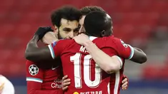 Penyerang Liverpool, Mohamed Salah (kiri) berselebrasi dengan rekan-rekannya usai mencetak gol ke gawang RB Leipzig pada pertandingan leg kedua babak 16 besar Liga Champions di stadion Puskas Arena, Budapest, Hongaria, Kamis (11/3/2021). Liverpool menang atas RB Leipzig 2-0. (AP Photo/Laszlo Balogh)