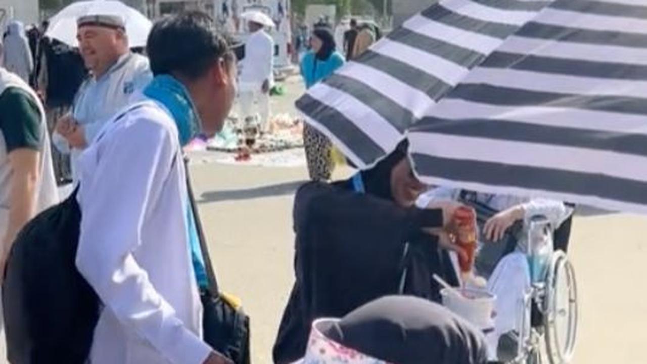 Pakai Logat Madura, Begini Momen Emak-emak Jualan Bakso Kaki Lima di Makkah