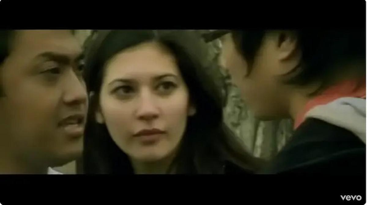 Akui Belum Terima Bayaran, Ini 6 Potret Hannah Al Rasyid di Video Klip Yovie Nuno Dia Milikku
