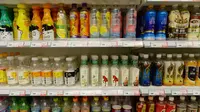 Deretan produk minuman yang kosong dijual di Supermarket Xuzhen, Shanghai, China (13/4). Proyek ini memulai debutnya pada 2007 dan telah berada di acara di beberapa museum di seluruh dunia. (Reuters/Stringer)