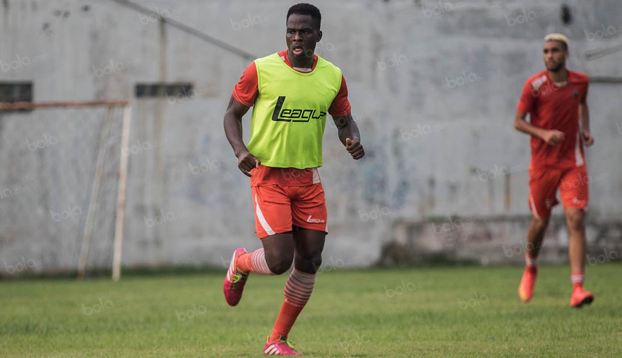 5. Claude Gnakpa, bek berkebangsaan Prancis ini sempat membela beberapa klub Inggris seperti Walsall dan Luton Town. Musim lalu, pemain berusia 33 tahun ini bermain di Liga India bersama klub Salgaocar SC. (Bola.com/Vitalis Yogi Trisna)