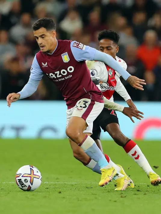 Gelandang Aston Villa  Philippe Coutinho (kiri) ditantang oleh bek Southampton  Kyle Walker-Peters  dalam pekan ke-8  Liga Premier Inggris di Villa Park, Sabtu (17/09/2022). Aston Villa unggul 1-0 berkat gol Jacob Ramsey pada menit ke-41. (Photo by Geoff Caddick / AFP)