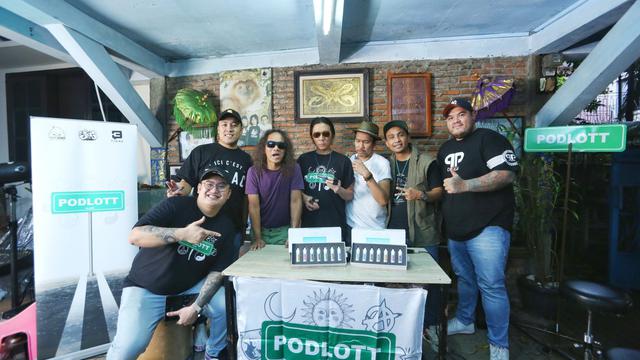 Slank memperkenalkan produk vape terbaru mereka di Potlot