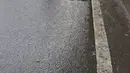 Sandal-sandal warga terlihat saat mengantre untuk mendapatkan takjil gratis di Jalan Cempaka Putih Tengah XXI, Jakarta, Rabu (14/4/2021). Pembagian takjil gratis ini dilakukan dengan menerapkan protokol kesehatan ketat. (Liputan6.com/Herman Zakharia)