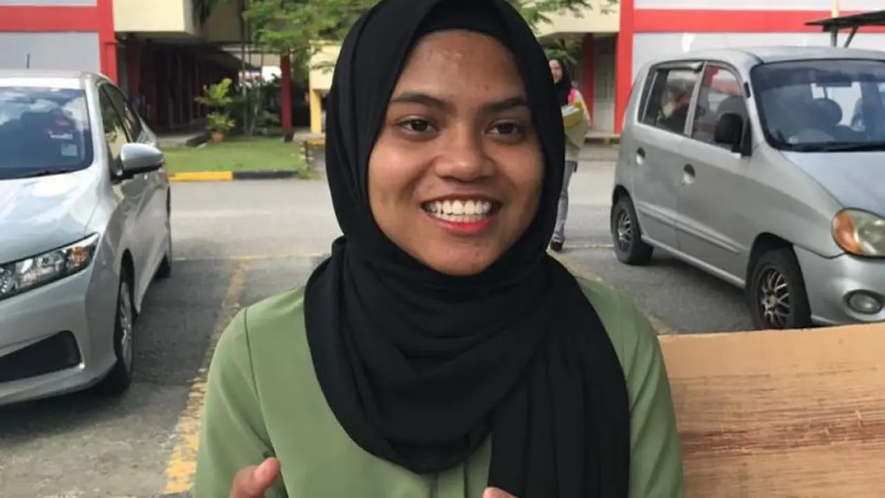 Seorang Lulusan Sarjana, Bekerja Menjadi Tukang Bersih-Bersih