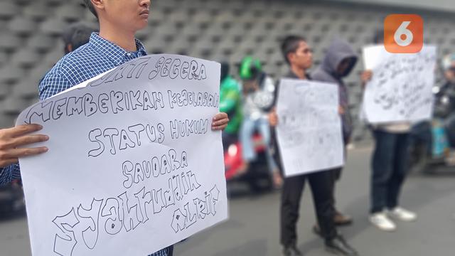 Mahasiswa mendesak Kejati Sulsel perjelas status kasus dugaan korupsi yang sempat menjerat eks Legislator Sulsel Syahruddin Alrif sebagai tersangka.