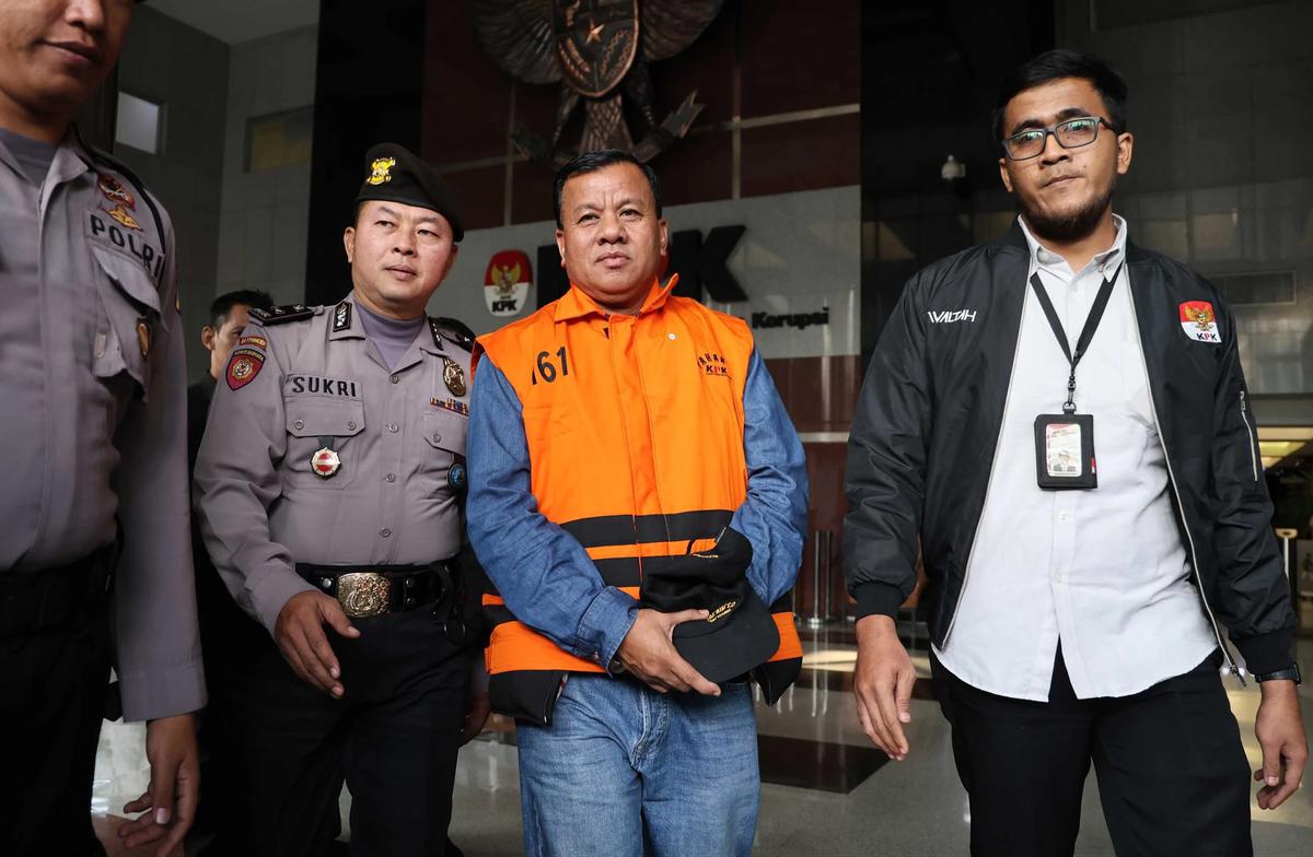 FOTO: KPK Tahan Bupati Kuansing Terkait Dugaan Suap Sekda