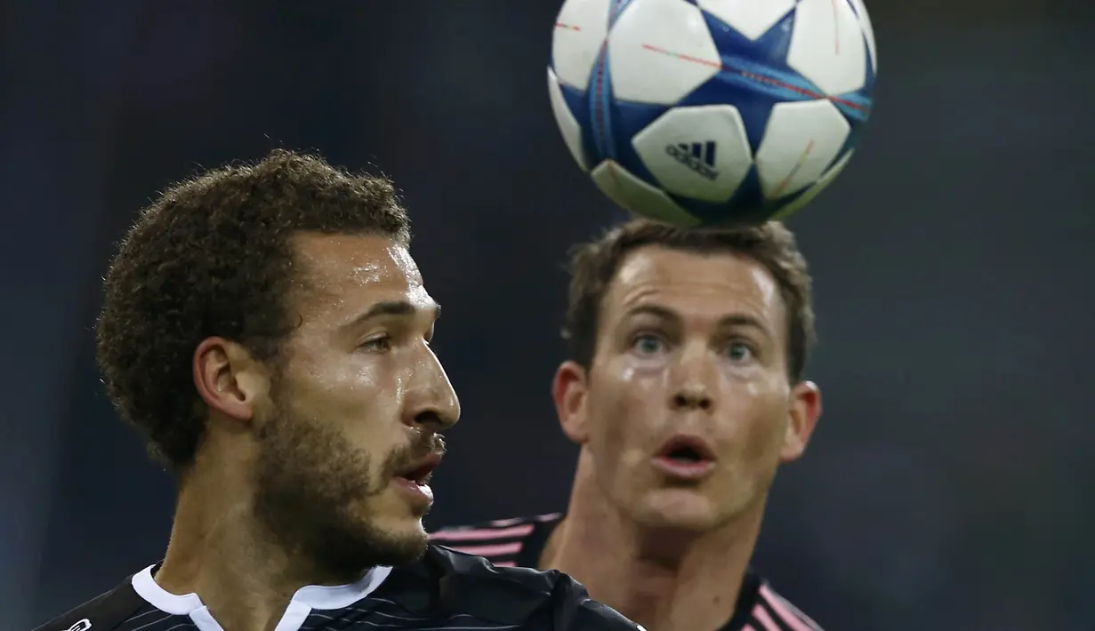 Pemain Gladbach, Fabian Johnson duel udara dengan pemain Juventus, Stephan Lichtsteiner pada laga Liga Champions di Stadion Borussia Park, Jerman, Selasa (3/11/2015). (Reuters/Wolfgang Rattay)