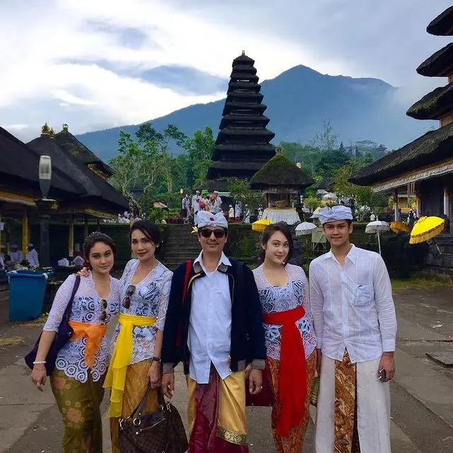 7 Potret Antonio Blanco Jr Bersama Keluarga, Tampil Kompak Dalam Busana Bali