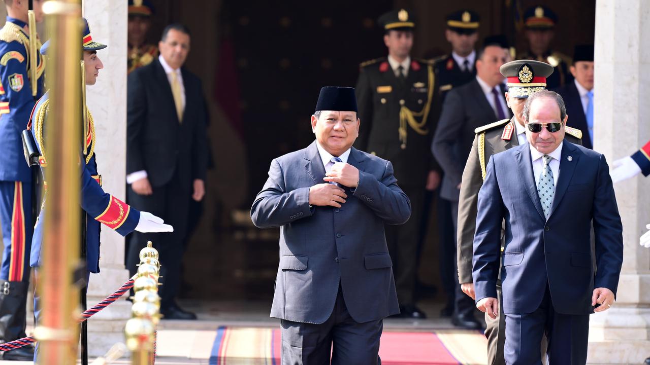 Berdasi Biru, Prabowo Hadiri Sidang Tahunan MPR Disambut Puan Maharani hingga Dasco