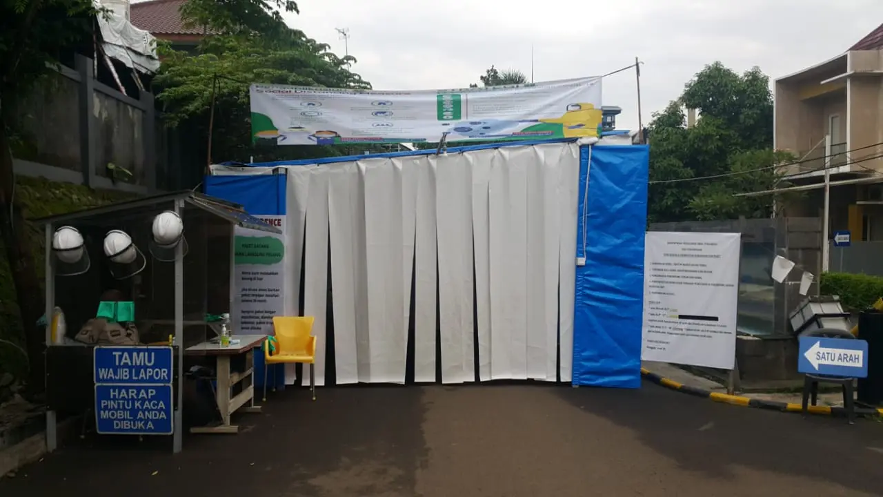 Bilik desinfeksi dibangun secara swadaya di salah satu perumahan di Tangerang Selatan (Tangsel) dalam memerangi Covid-19