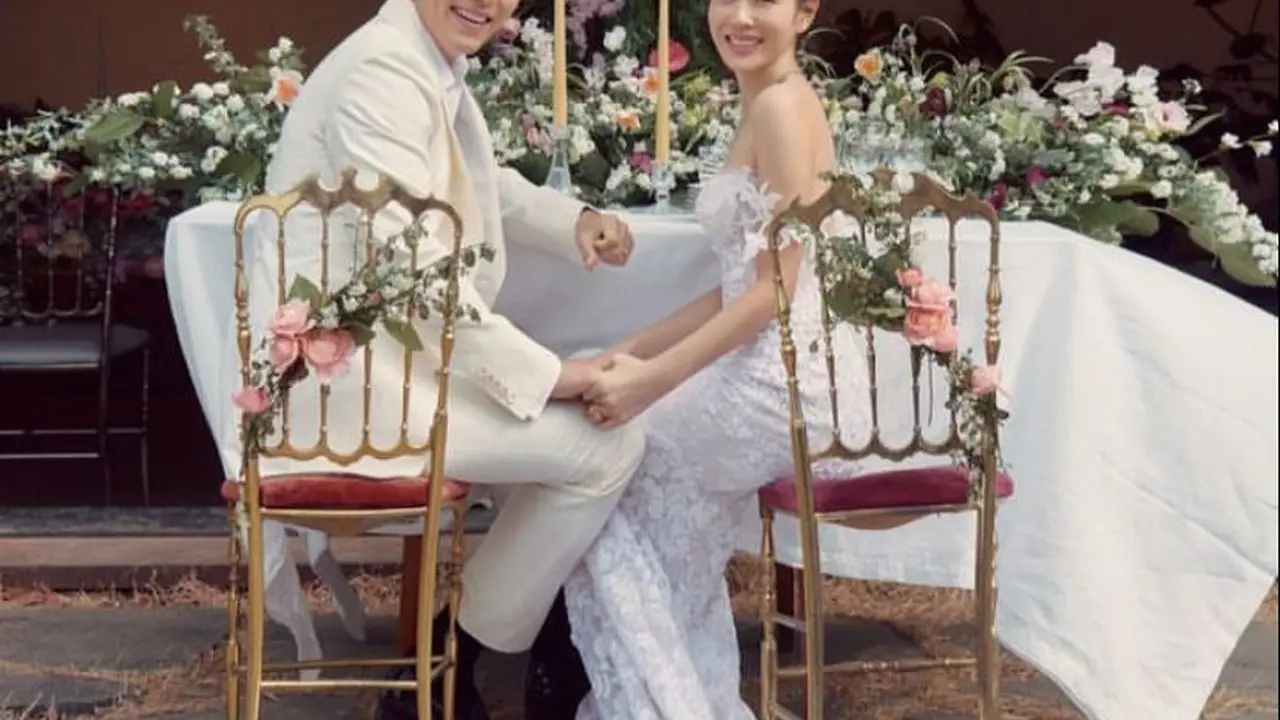 Tepis Rumor Cerai, Hyun Bin-Son Ye Jin Tampil Serasi Serba Putih Rayakan Anniversary Pernikahan
