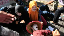 Sejumlah mahasiswa melakukan aksi teatrikal di Gedung DPRD DIY, Yogyakarta, (19/2). Dalam aksinya mahasiwa menolak pembagunan bandara di Kulon Progo dan tindakan represif terhadap petani.(Boy Harajanto)