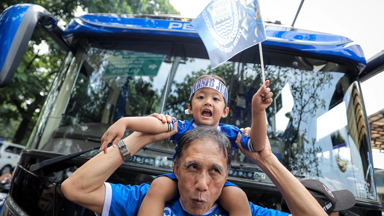 Warga Bandung serbu jersey dan merchandise jelang laga penentuan juara BRI Super League 2025/2025 antara Persib Bandung melawan Persijap Jepara  di Persib Store, Bandung, Sabtu (23/05/2026).