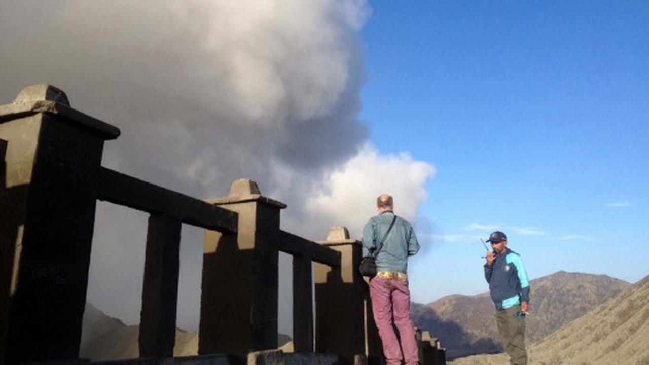 Gunung Bromo terus semburkan asap vulkanik