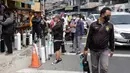 Antrean warga bersama tabung oksigen medis di sekitar kios pengisian ulang Medical Oxygen di Jalan Minangkabau Timur, Jakarta, Senin (5/7/2021). Permintaan kebutuhan oksigen medis kian meningkat seiring naiknya kasus orang terkonfirmasi positif COVID-19. (Liputan6.com/Helmi Fithriansyah)
