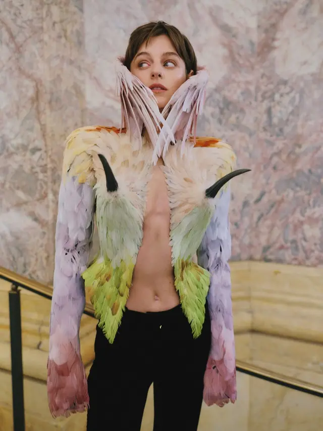 Emma Corrin Tampil Bak Burung Eksotis di Schiaparelli Couture 2026, Blazer Berbulu Warna-Warni Jadi Sorotan