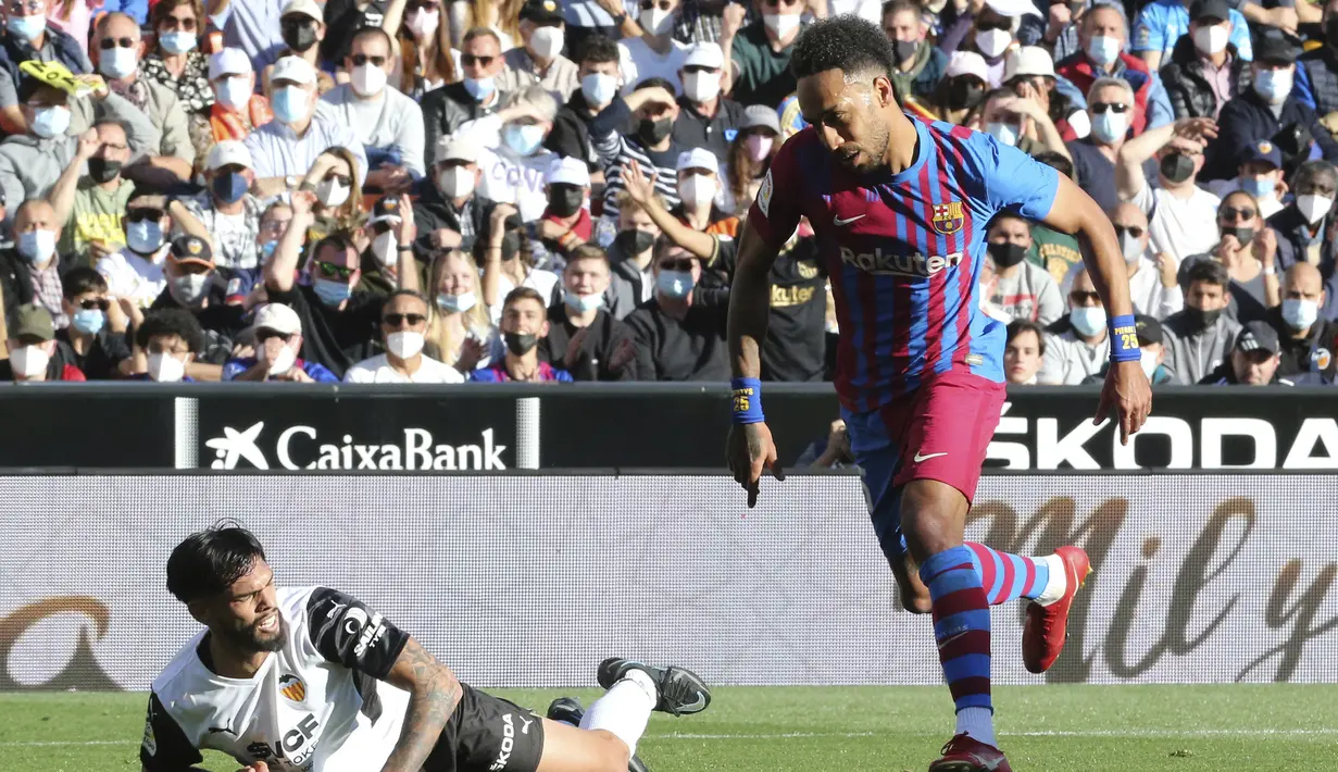 Pierre-Emerick Aubameyang. Striker Gabon berusia 32 tahun yang didatangkan Barcelona dari Arsenal di bursa transfer Januari musim 2021/2022 ini mencetak hattrick di laga ketiganya di pekan ke-25 Liga Spanyol saat mengalahkan tuan rumah Valencia 4-1 (20/2/2022). (AFP/Alberto Saiz)