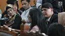 Terdakwa Ahmad Dhani menjalani sidang lanjutan atas kasus ujaran kebencian di PN Jakarta Selatan, Senin (28/1). Dalam sidang beragendakan vonis tersebut, hakim menuntut Ahmad Dhani dengan pidana penjara 1 tahun 6 bulan. (Liputan6.com/Faizal Fanani)