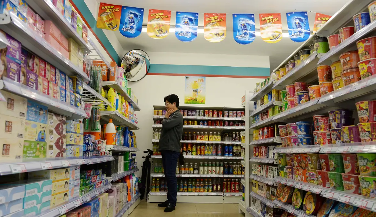 Pengunjung berdiri melihat produk kosong di Supermarket Xuzhen, Shanghai, Tiongkok, (13/4).Supermarket  ini merupakan proyek seni konseptual yang pertama kali dibawa ke sebuah lingkungan nyata. (Reuters/Stringer)
