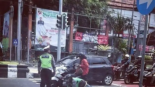 aksi pengendara motor di lampu merah (foto: Brilio)