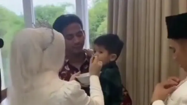 Potret Hersa Rahayu Julianti menyuapi Baihaqqi Syaki Ramadhan (Sumber: Instagram/salsak2rldemakjateng)