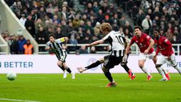 MU bahkan harus kebobolan terlebih dahulu melalui gol penalti Anthony Gordon pada menit ke-45+6. (AP Photo/PA/Owen Humphreys)