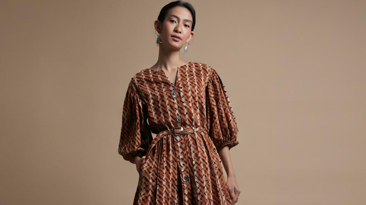 7 Inspirasi Batik Lengan Balon yang Bikin Tampilan Lebih Fresh tanpa Banyak Effort