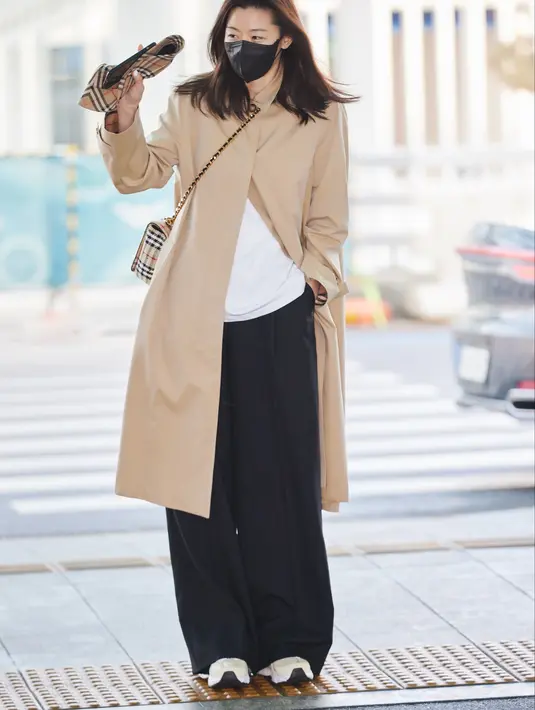 Di tanggal yang sama, Jun Ji Hyun juga terlihat di Bandara Internasional Incheon, Korea Selatan. Ia mengenakan Camden Heritage Trench Coat.