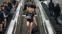 Dalam acara No Pants Subway Ride, para peserta tidak diperbolehkan mengenakan celana selama berada di sekitar stasiun kereta bawah tanah (Foto: http://www.washingtonpost.com/)