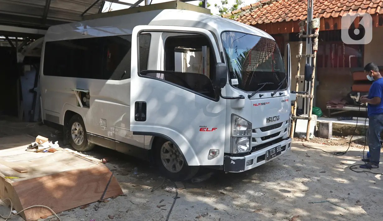 Salah satu mobil campervan yang sedang dimodifikasi di Bengkel Impro Campervan, Depok, Sabtu (14/11/2020). Pemilik bengkel mengatakan biaya modifikasi berkisar Rp50 juta - Rp200 juta itu mengalami peningkat permintaan sekitar 70 persen dari komunitas mobil campervan. (Liputan6.com/Herman Zakharia)