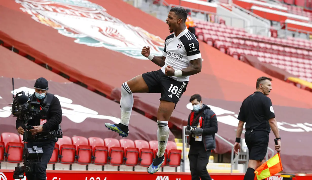 Pemain Fulham Mario Lemina mencetak gol ke gawang Liverpool pada pertandingan Liga Inggris di Stadion Anfield, Liverpool, Inggris, Minggu (7/3/2021). Liverpool takluk 0-1 dari Fulham. (Phil Noble/Pool via AP)