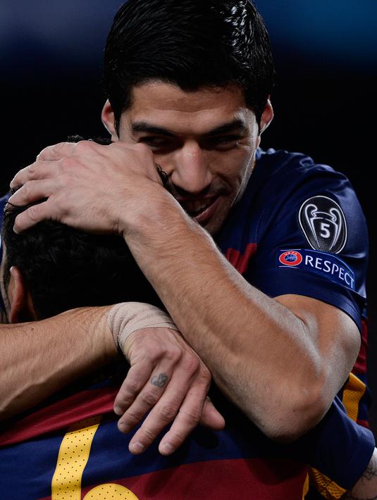 Penyerang Barcelona, Luiz Suarez melakukan selebrasi usai mencetak gol kegawang AS Roma pada laga Grup E Liga Champions di Camp Nou, Spanyol, Rabu (25/11). Barcelona menang telak atas AS Roma dengan skor 6-1. (AFP PHOTO/JOSEP LAGO)