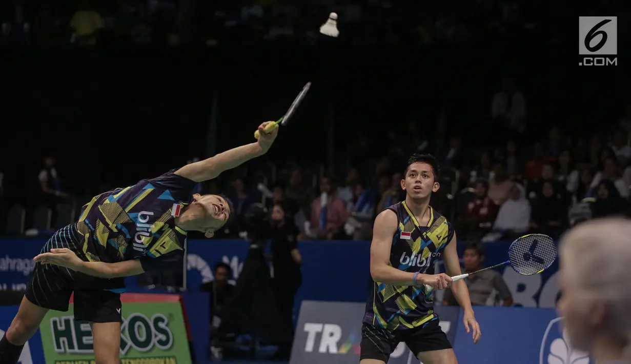Ganda Putra Indonesia, Fajar Alfian memukul kok saat melawan Kittinupong Kedren/Dechapol Puavaranukroh di babak perempat final Indonesia Open 2017 di Jakarta, Jumat (16/6). Fajar/Rian menang 21-13, 18-21, 21-12. (Liputan6.com/Faizal Fanani)