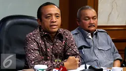 Sekjen LHK, Bambang Hendroyono (kiri) saat konfrensi pers di Kementerian LHK, Jakarta, Sabtu (5/9/2015). Kementerian LHK menggelar rapat koordinasi bersama TNI, Polri dan Pemda setempat. (Liputan6.com/Yoppy Renato)